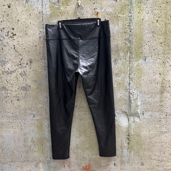 7 For All Mankind Black Vegan Leather Leggings, 1X - Picture 4 of 9